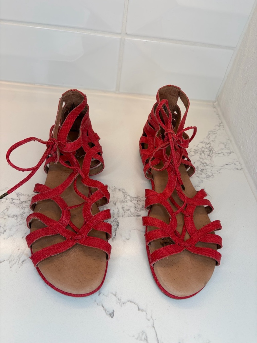 Kenneth Cole Red Snake Print Gladiator Sandals Size 7.5 Lace Up